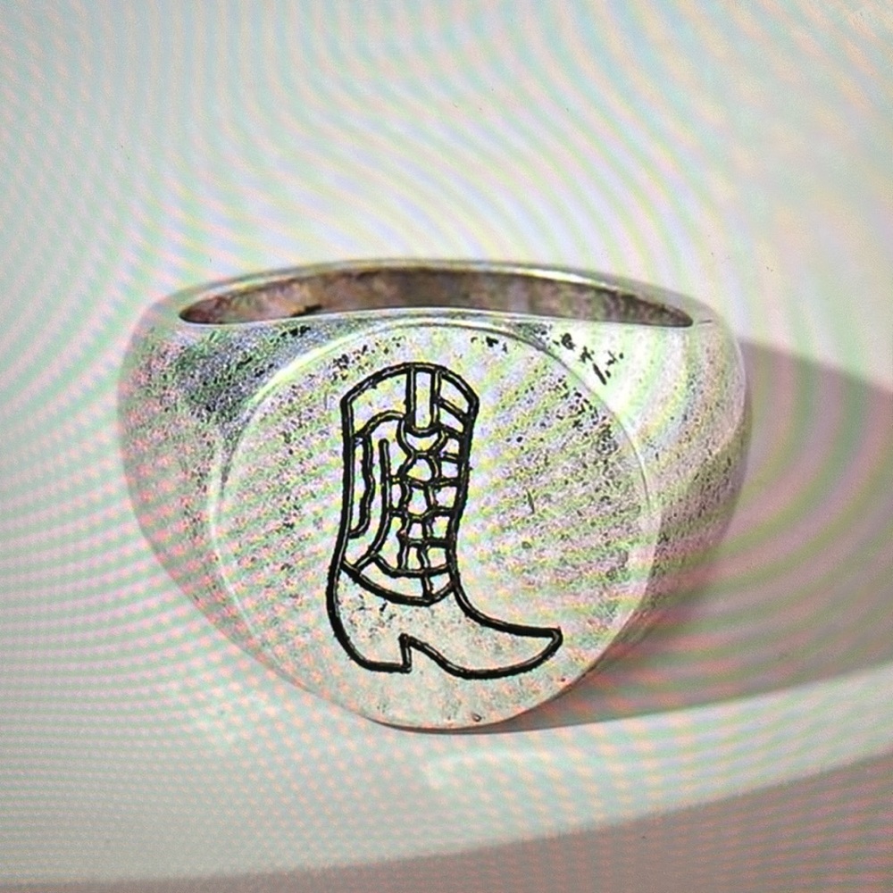 NWT 🏷️ Silver Engraved Boot Ring